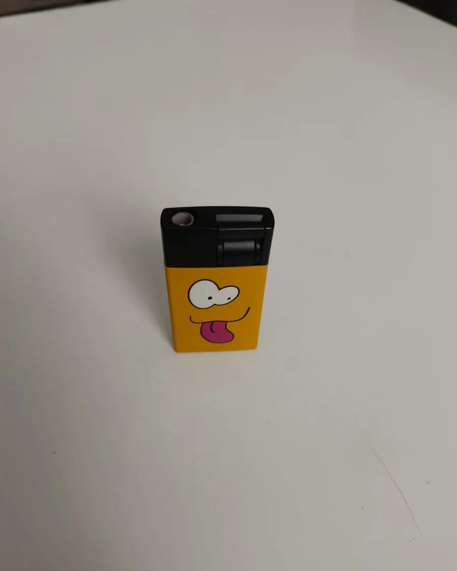 Desenli çakmak — telefonla çekilmiş ham fotoğraf